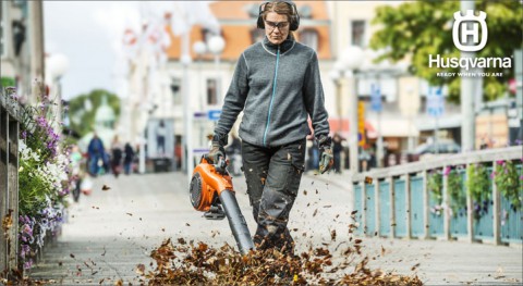 Clean-up is a breeze with Husqvarna’s 525BX commercial handheld blower